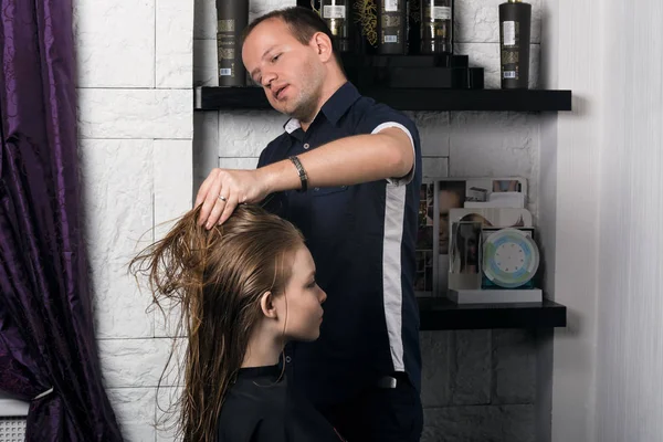 Hairdresser dries the hair of a young woman in the salon. — Stock Photo, Image