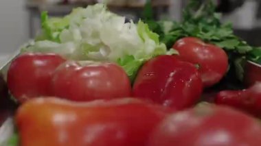 Bir restoran mutfakta sebze ile Metalik tepsi, sağa slayt.