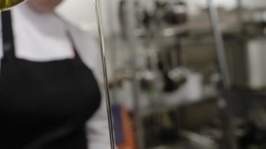 Yunan salatası zeytinyağlı sulandı.
