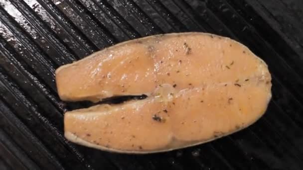 Cucinare salmone su una griglia elettrica in un ristorante . — Video Stock