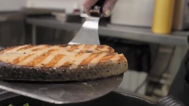 Cucinare salmone su una griglia elettrica in un ristorante . — Video Stock