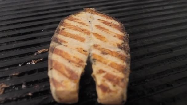 Cucinare salmone su una griglia elettrica in un ristorante . — Video Stock