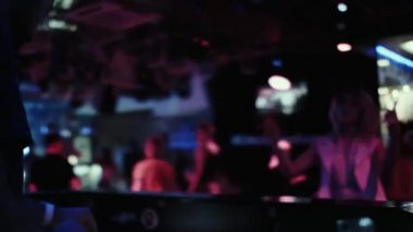 Konsolda Dj bir gece dans kulübünde müzik karışımları. 