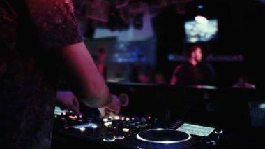 Konsolda Dj bir gece dans kulübünde müzik karışımları. 