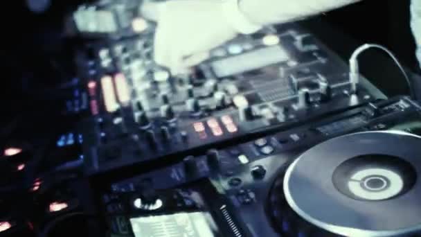 Konsolda Dj bir gece dans kulübünde müzik karışımları. — Stok video