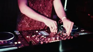 Konsolda Dj bir gece dans kulübünde müzik karışımları. 