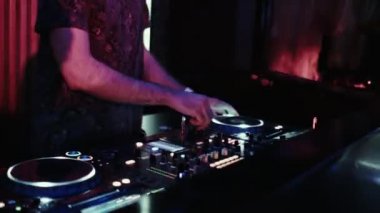 Konsolda Dj bir gece dans kulübünde müzik karışımları. 