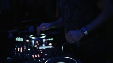Konsolda Dj bir gece dans kulübünde müzik karışımları. 