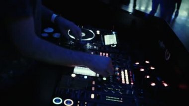 Konsolda Dj bir gece dans kulübünde müzik karışımları. 