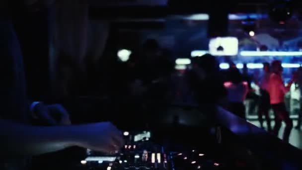 DJ no console mistura música em uma discoteca . — Vídeo de Stock