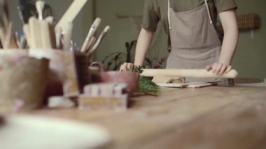 Çömlekçinin çömlekçilik atölyesindeki üretim süreci.