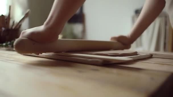 Процесс производства в керамической мастерской гончара . — стоковое видео