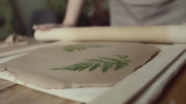 Процес виробництва в керамічній майстерні гончаря . — стокове відео