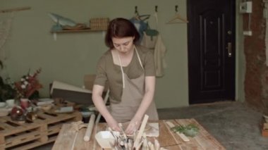 Çömlekçinin çömlekçilik atölyesindeki üretim süreci.