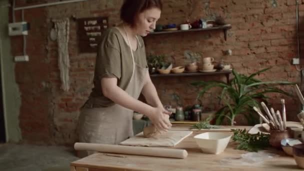 Il processo produttivo nel laboratorio di ceramica del vasaio . — Video Stock