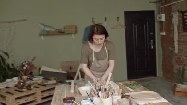 El proceso de producción en el taller de alfarería del alfarero . — Vídeos de Stock