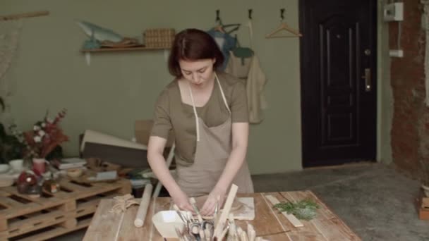 El proceso de producción en el taller de alfarería del alfarero . — Vídeos de Stock