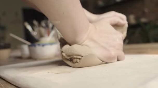 Процес виробництва в керамічній майстерні гончаря . — стокове відео