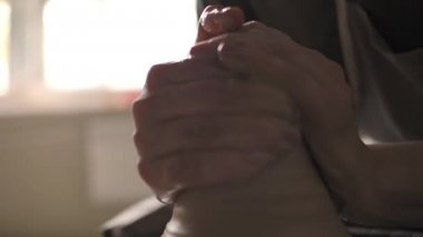 Çömlekçinin çömlekçilik atölyesindeki üretim süreci.