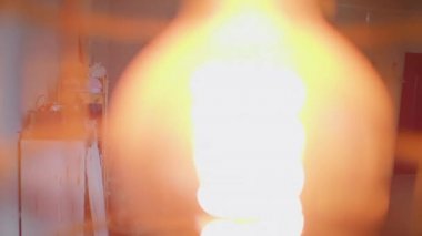 Çömlekçinin çömlekçilik atölyesindeki üretim süreci.