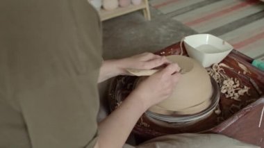 Çömlekçinin çömlekçilik atölyesindeki üretim süreci.