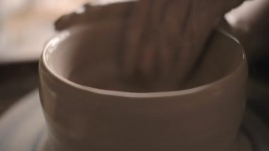 Çömlekçinin çömlekçilik atölyesindeki üretim süreci.