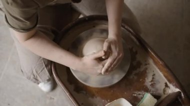 Çömlekçinin çömlekçilik atölyesindeki üretim süreci.