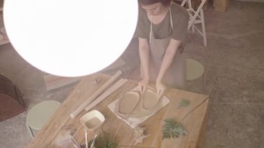 Çömlekçinin çömlekçilik atölyesindeki üretim süreci.