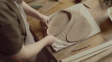 Çömlekçinin çömlekçilik atölyesindeki üretim süreci.