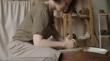 Çömlekçinin çömlekçilik atölyesindeki üretim süreci.