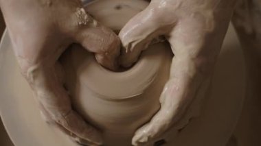 Çömlekçinin çömlekçilik atölyesindeki üretim süreci.