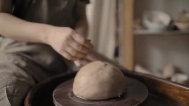 Le processus de production dans l'atelier de poterie du potier . — Video