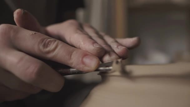 Il processo produttivo nel laboratorio di ceramica del vasaio . — Video Stock