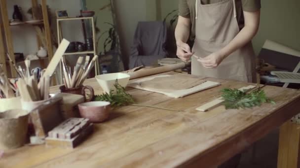 El proceso de producción en el taller de alfarería del alfarero . — Vídeo de stock