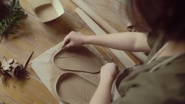 Výrobní proces v keramické dílně hrnčíře. — Stock video