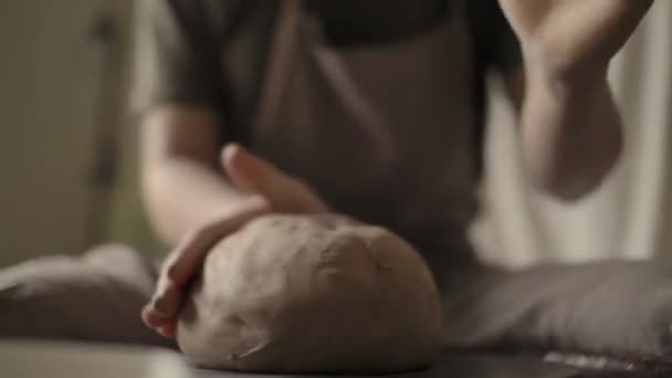 Il processo produttivo nel laboratorio di ceramica del vasaio . — Video Stock