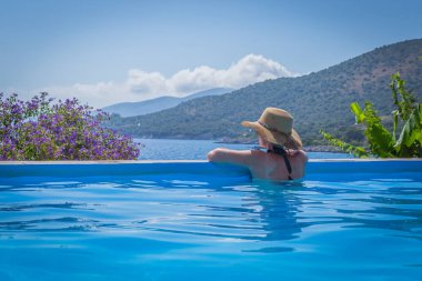 Havuzun yanında kadın modeli