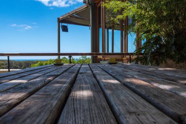 Bir piknik tablosunun üst kısmındaki diğer ucunda teacups bir çift ile boyuna vurdu.