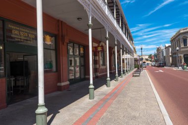 Fremantle, Avustralya--5 Şubat 2018. Fremantle içinde bir ara sokakta öğleden sonra neredeyse bomboş. Yalnızca içerik kullanımı.