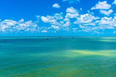 Dramatik bir gökyüzü altında Hint Okyanusu'nda küçük tekneler