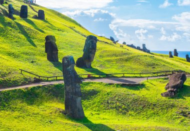 Moai heykeller üzerinde Paskalya Adası readdied gizemli bir şekilde terk edilmeden önce taşıma için.
