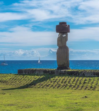 Açık gözlü büyük bir Moai heykel manzara hakim