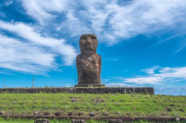 Bir sunak üzerinde tek başına duran bir Moai heykel