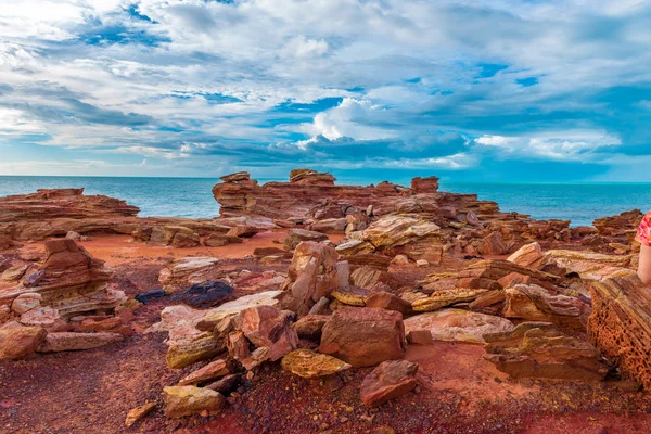 Gantheaume dramtic gökyüzü altında Hint Okyanusu'na bakan noktada kaya oluşumu.