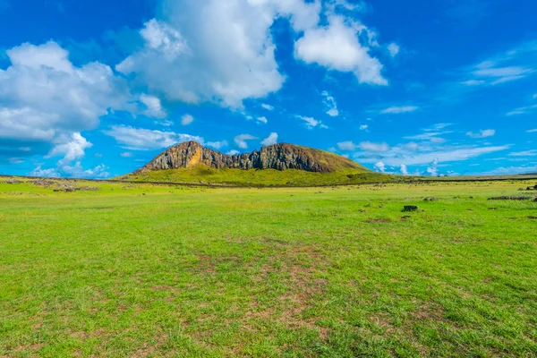 Uzak bir dağ tabanına dramatik süpürme ovaları kurşun