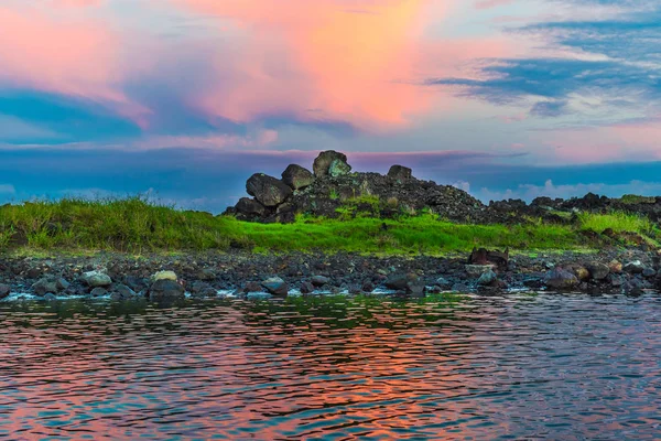 Cor Sol Que Nasce Sobre Ilha Páscoa Refletida Água — Fotografia de Stock