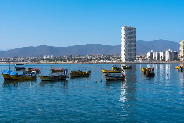 Coquimbo, Chile - 7 Nisan 2018. Tekne sessizce çapa bağlantı noktası şehir Coquimbo, Chile Harbor altındadır. Arka planda Coquimbo şehirdir. Yalnızca içerik kullanımı.