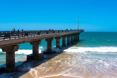 Port Elizabeth, Güney Afrika - 10 Ocak 2018--köpekbalığı Rock iskelede Hint Okyanusu'nun sıcak sularında bir iskele juts. Yalnızca içerik kullanımı.