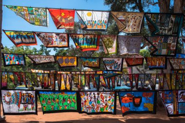 Maputo, Mozambik--15 Ocak 2018--yerel sanatçılar afiş, bayrak, eşarp ve Satılık süs sanat açık bir pazarda görüntüler. Yalnızca içerik kullanımı.