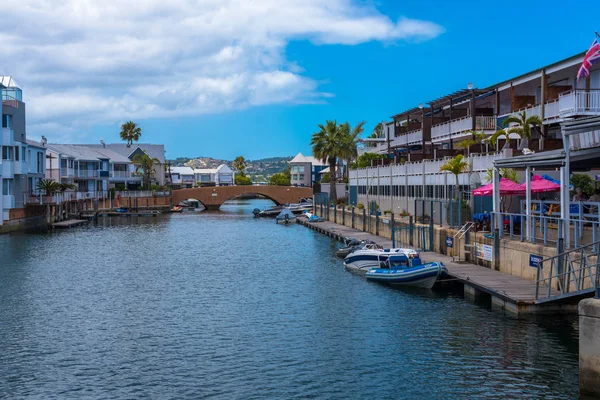 Mossel Bay, Güney Afrika - 9 Ocak 2018--tekneler Knysna Lagoon kapalı bir sahil boyunca yerleştirilmiş. Yalnızca içerik kullanımı.